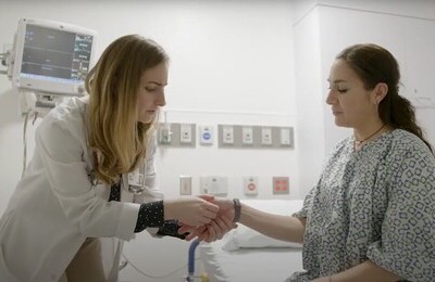 Кодирование Аквилонг в Шлиссельбурге Врач держит пациентку за руку