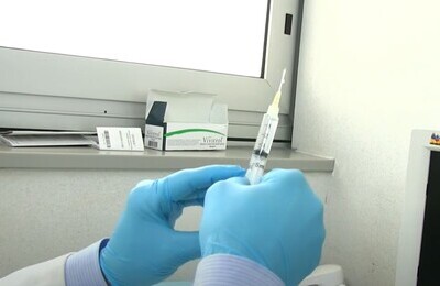 Проведение кодирования Вивитролом в Шлиссельбурге Шприц с Вивитролом в руках у врача